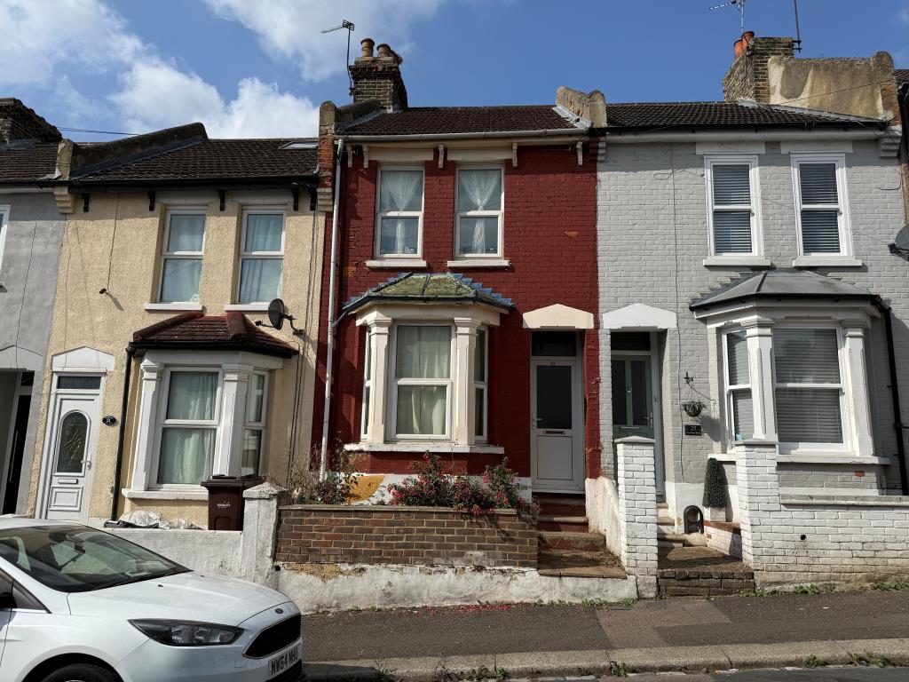 Lot: 164 - MID-TERRACE HOUSE FOR IMPROVEMENT - Mid terrace house